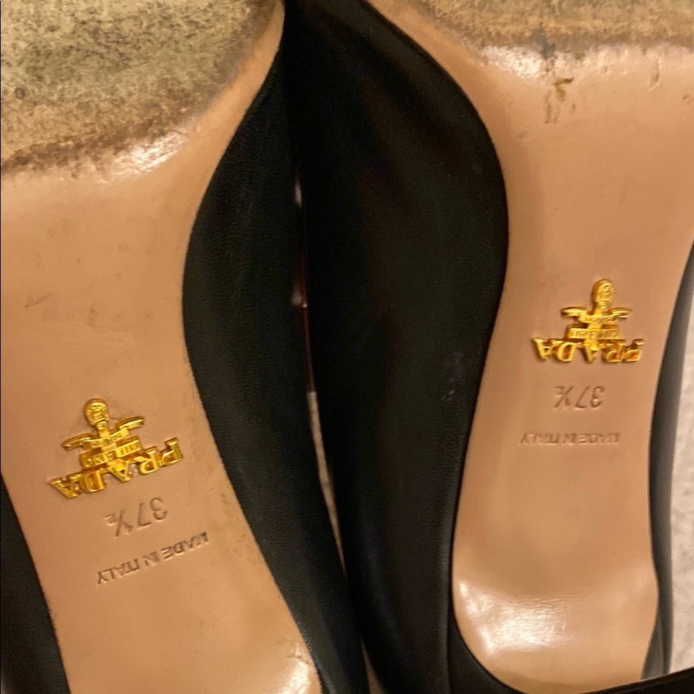 Prada Classic Black Pointed Heels. Made in Italy . Size 37 1/2 - Picture 4 of 9